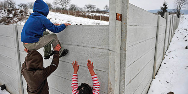 Falak mögé zárt romák Szlovákiában