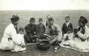 Kalmük férfiak, asszonyok és gyermekek teát isznak a Don vidékén a XIX. század végén (az Orosz Néprajzi Múzeum fényképtárából) 1