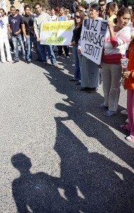 Több százan tiltakoztak Molnár Oszkár szavai ellen a polgármesteri hivatal előtt (Fotó: MTI - Vajda János)