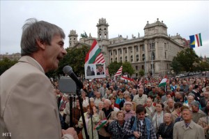 Molnár Oszkár 2007-ben a parlament előtt