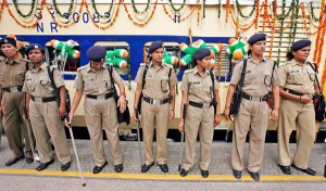 Rendőrnők állnak sorfalat egy csak nőket szállító vonat ünnepélyes átadásakor Új-Delhiben 2009. augusztusában (Reuters - Fayaz Kabli)