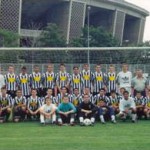 A Magyar Cigány Labdarúgó Válogatott a Puskás Ferenc Stadion (2002-ig Népstadion) előtt