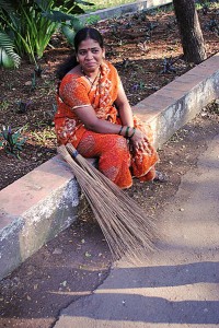 Dzsogíta a Mumbai Egyetemen takarít - szárija új és csillogó. Megengedheti magának, mert a férje is dolgozik.