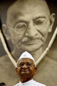 Anna Hazare Gandhi fényképe előtt