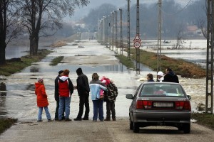 Sajóivánkát Sajókazával összekötő út árvíz idején Sajóivánkát Sajókazával összekötő út árvíz idején Forrás: MTI/Vajda János